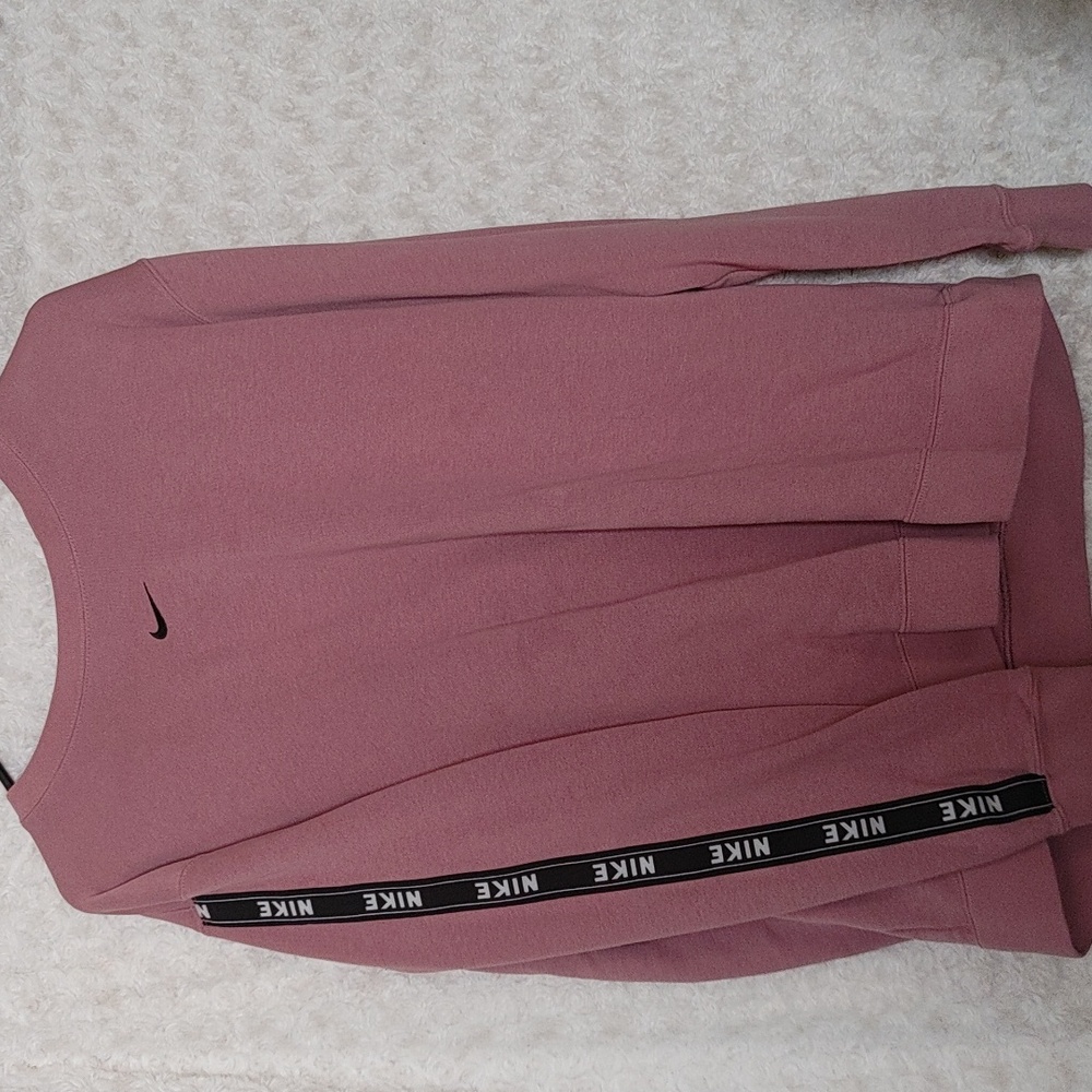 WOMEN. LARGE NIKE ATHLETIC SET